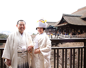 京都には数多くの歴史ある神社仏閣があちこちに点在しています